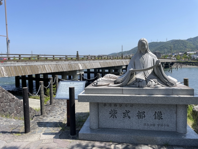 宇治市・縣神社で行われるあがた祭の夜の様子。灯籠の明かりと人々の賑わいを捉えた一枚
