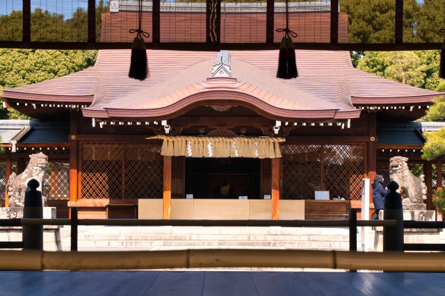 四季の花が咲き誇る境内と方除けで知られる京都・城南宮の風景