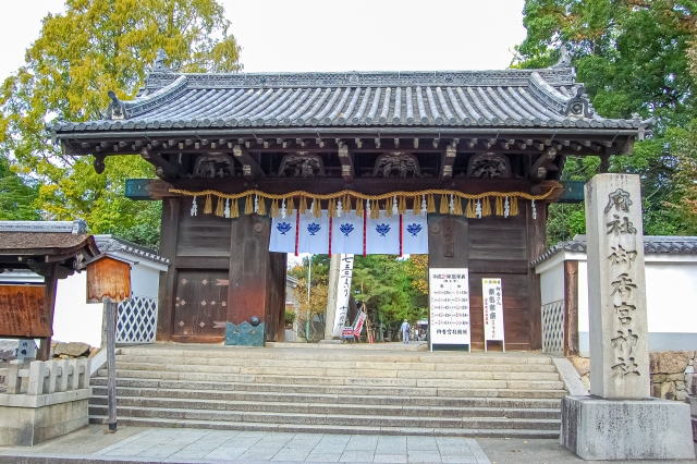 名水が湧き出ることで知られる、厳かな佇まいの御香宮神社