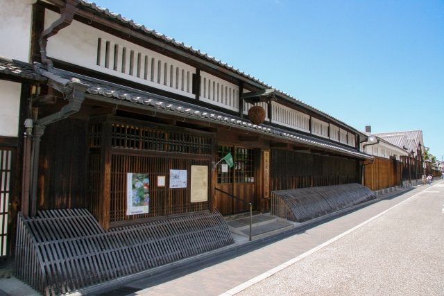 酒蔵の趣を残す建物が並ぶ、伏見の酒造文化を伝える月桂冠大倉記念館