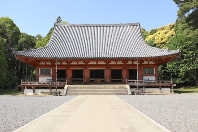 桜や紅葉に彩られた広大な敷地を持つ京都・醍醐寺の伽藍と五重塔