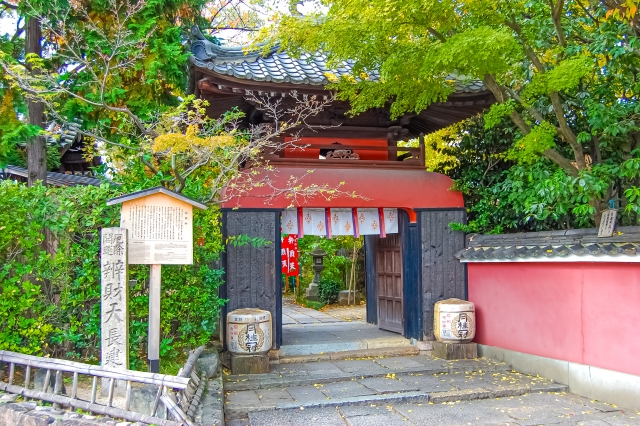 弁財天を祀り伏見の人々に親しまれる長建寺の赤い本堂