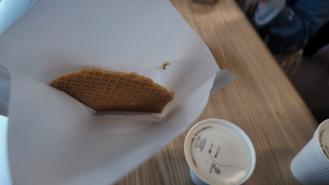 オランダ館併設カフェの本場ストロープワッフル。とろけるキャラメルシロップがサンドされた一皿